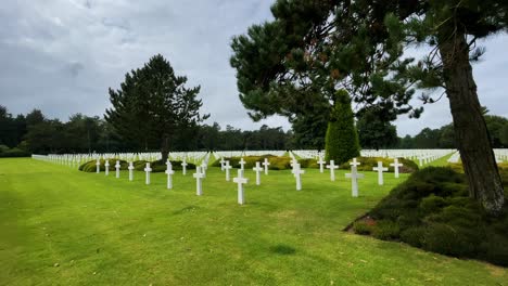 Row-of-US-military-graves-with-white-cross