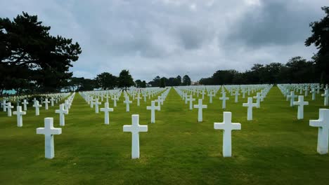 Reihe-Von-US-Soldatenfriedhof-Mit-Weißem-Kreuz