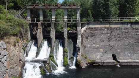 The-dam,-old-power-station-in-the-Boeza-river,-El-Bierzo,-Spain