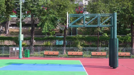 Ein-Leerer-Bunter-Basketballplatz-Ist-Auf-Einem-Spielplatz-In-Hongkong-Zu-Sehen