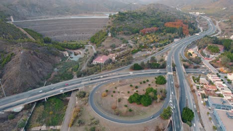 Luftaufnahme-Von-Autos,-Die-Entlang-Der-Autobahn-In-Der-Nähe-Von-Jardin-Botanico-In-Spanien-Fahren