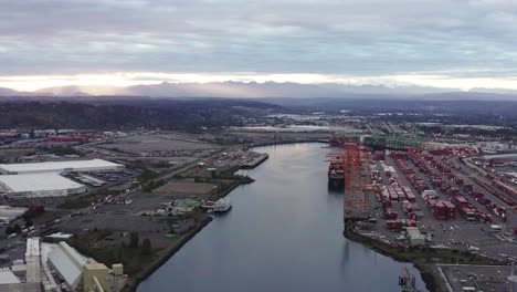 Port-In-Tacoma-Washington,-Hylebos-Waterway-with-Mt
