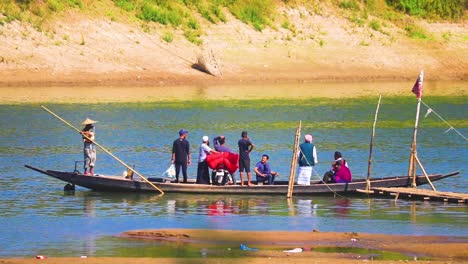 Menschen,-Die-Den-Fluss-In-Einem-Traditionellen-Ghat-Holzboot-überqueren,-Handheld-Ansicht