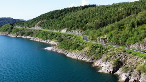 Conducción-De-Automóviles-En-La-Ruta-Escénica-Noruega-Costa-De-Helgeland