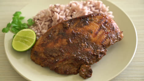 Pollo-Picante-Jamaicano-A-La-Parrilla-Con-Arroz---Estilo-De-Comida-Jamaicana