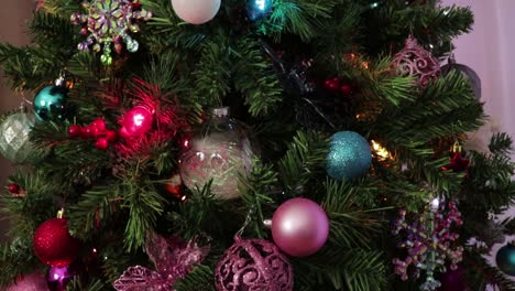 Weihnachtliche-Farbige-Dekorationen-Und-Lichter.-Weihnachtsschmuck