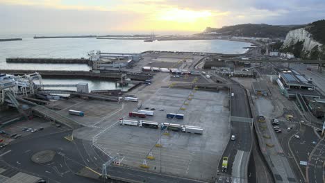 Sonnenuntergang-über-Dem-Hafen-Von-Dover,-Fährterminal-Kent-England-Großbritannien,-Luftaufnahmen-Von-4k