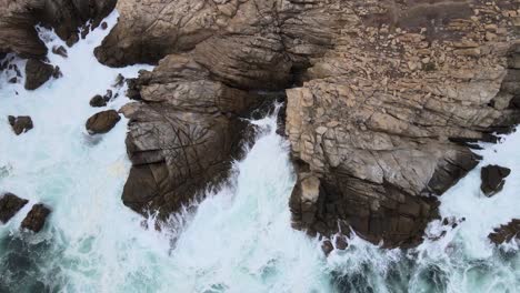 Moving-left-to-right-in-cenital-view-above-cliff-and-big-waves-in-Mazunte-Oaxaca