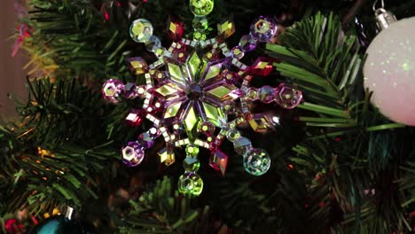 Weihnachtsbaum-Und-Schöne-Ornamente