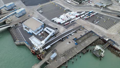 Lastwagen-Und-Lastwagen-Warten-Im-Hafen-Von-Dover,-Fährterminal-Kent-England,-Luftaufnahmen-Von-4k