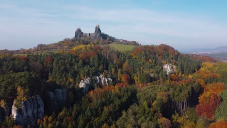 Umkreisen-Einer-Tschechischen-Burgruine-Trosky-Und-Eines-Herbstlichen-Mischwaldes-Mit-Felsen