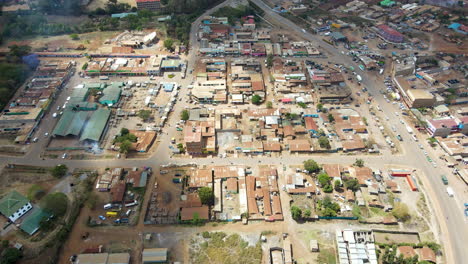 Antena-De-Una-Ciudad-Ocupada-En-La-Zona-Rural-De-Kenia---Drone-Volando-Hacia-Atrás