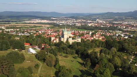 Breiter-Drohnenschuss,-Der-Zu-Einem-Vorbeiflug-Des-Schlosses-Der-Geister-Oder-Des-Schlosses-Bojnice-In-Der-Slowakei-Absteigt