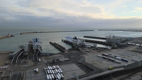 Zwei-Fähren-Laden-Hafen-Von-Dover,-Fährterminal-Kent-England,-Luftaufnahmen-Von-4k
