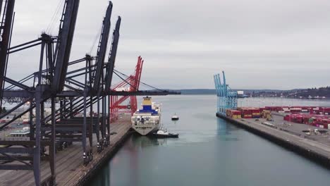 Tug-Boat-And-Cargo-Vessel-At-Tacoma-Seaport-In-Washington,-USA