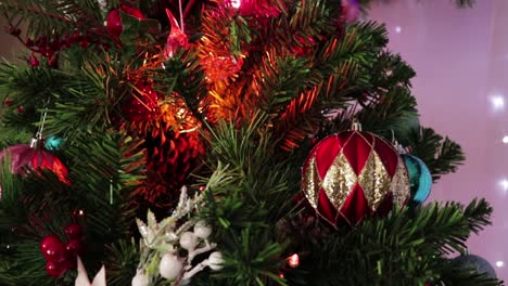 Hermoso-árbol-De-Navidad-Y-Adornos.-Decoraciones-Navideñas.-Inclinación