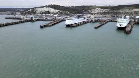 Fährschiffe-Warten-Angedockt-Im-Hafen-Von-Dover,-Fährterminal-Kent-England,-Luftdrohne-4K-Aufnahmen