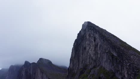 Empinadas-Montañas-Escarpadas-De-Segla-En-La-Isla-Senja,-Norte-De-Noruega