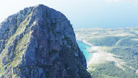 Pico-Más-Alto-De-Donnamannen-En-La-Isla-De-Donna-En-Noruega-Con-Impresionante-Playa-Revelada