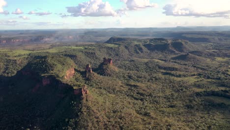 Aerial-view-of-"cerrado"-ecosystems-and-sedimentary-sandstone-rock-formations-from-Chapada-das-Mesas,-Philadélfia,-Tocantins,-Northeastern-Brazil