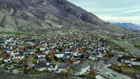 Straßen-Einer-Wohnstadt-In-Utah-County-Durch-Wasatch-Mountains---Antenne