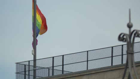 Bandera-Del-Orgullo-Gay-Ondeando-Al-Viento