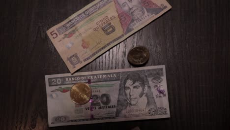 Fremdwährungsbanknoten-Und--münzen-Fielen-Darauf
