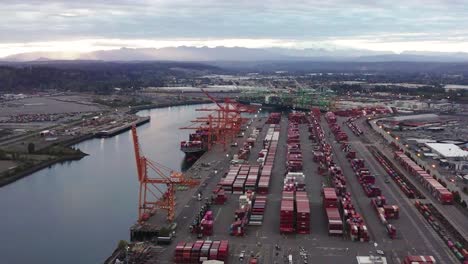 Luftaufnahme-Des-Seehafens-In-Tacoma,-Washington-An-Einem-Bewölkten-Tag---Drohnenaufnahme