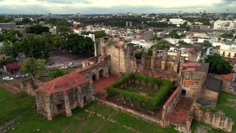 Ruinas-Del-Monasterio-De-San-Francisco-En-La-Zona-Colonial-Con-El-Centro-De-La-Ciudad-De-Santo-Domingo-En-Segundo-Plano
