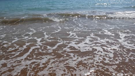 Schöne-Ruhige-Wellen-über-Dem-Braunen-Sand-Von-Lakkos-Beach-An-Einem-Perfekten-Sonnigen-Tag