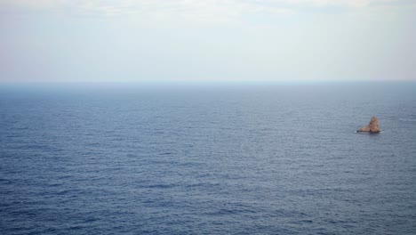 Ein-Herrlicher-Horizont-Mit-Einem-Unendlichen-Meer-Und-Einer-Kleinen-Insel-In-Der-Ferne