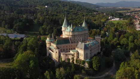 Rotierende-Drohnenaufnahme-Des-Schlosses-Der-Geister-Oder-Des-Schlosses-Bojnice-In-Der-Slowakei