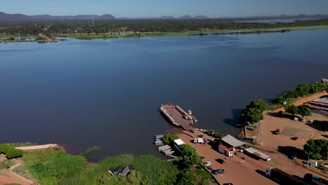 Luftaufnahme-Einer-Fähre,-Die-Autos-Und-Lkw-Zwischen-Der-Grenze-Der-Bundesstaaten-Tocantins-Und-Maranhão-Im-Nordosten-Brasiliens-Per-Fluss-Transportiert