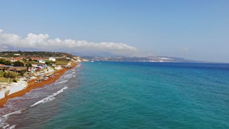 Blaue-Meereslandschaft-Und-Rote-Sandküste-Von-Megas-Lakkos-Beach-In-Griechenland---Drohnenaufnahme-Aus-Der-Luft