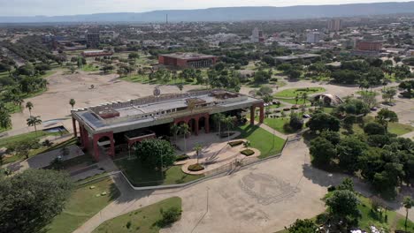 Vista-Aérea-Del-Palácio-Do-Araguaia,-Sede-Del-Gobierno-Del-Estado-De-Tocantins,-Brasil,-Plaza-De-Los-Girasoles