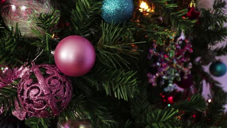 árbol-De-Navidad,-Adornos-Y-Bolas