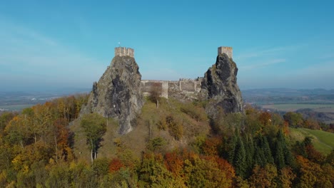 Luftaufnahme-Einer-Tschechischen-Burg-Trosky-Im-Herbst,-Sonnig