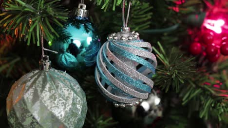 Blue-christmas-ornaments,-hanging-from-the-tree