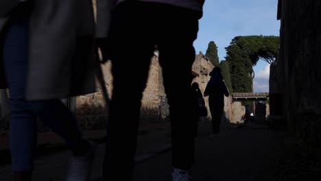 Pompeii-Timelapse-of-people-walking-ruins