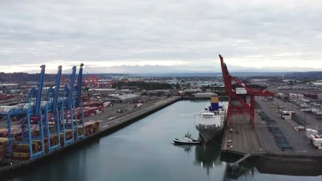Port-Of-Tacoma-On-A-Cloudy-Day-In-Tacoma,-Washington---aerial-pullback