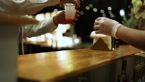 Barman-Sirviendo-Cóctel-Sin-Alcohol-A-Un-Invitado-Masculino-En-La-Recepción-De-La-Boda