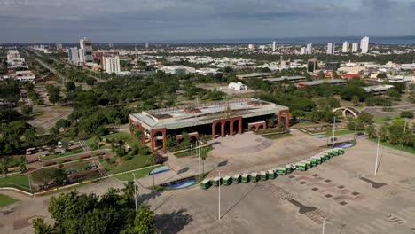 Luftaufnahme-Von-Palácio-Do-Araguaia,-Regierungssitz-Des-Bundesstaates-Tocantins,-Brasilien,-Quadrat-Mit-Sonnenblumen