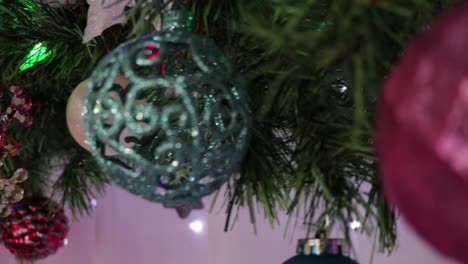 Weihnachtsgirlande-Mit-Schönen-Ornamenten