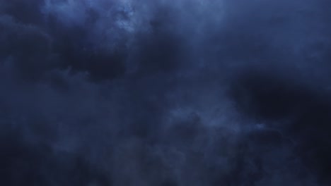 Lapso-De-Tiempo-De-Los-Cambios-Climáticos-Con-Nubes-Oscuras-En-Movimiento