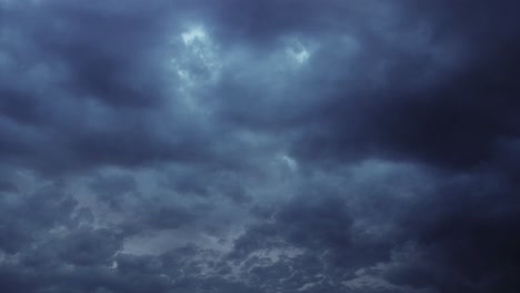 Timelapse-De-Tormenta,-Cielo-Azul-Con-Nubes-Cumulonimbus-En-Movimiento