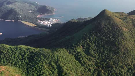Luftaufnahme-Von-Tian-Tan-Buddha-Und-Ngong-Ping-Dorf-Umliegende-Landschaft,-Insel-Lantau,-Hongkong