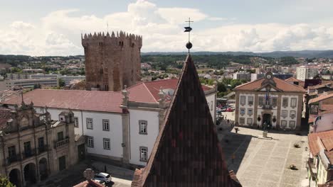 Ayuntamiento-Y-Castelo-De-Chaves,-Praça-De-Camões,-Chaves,-Portugal