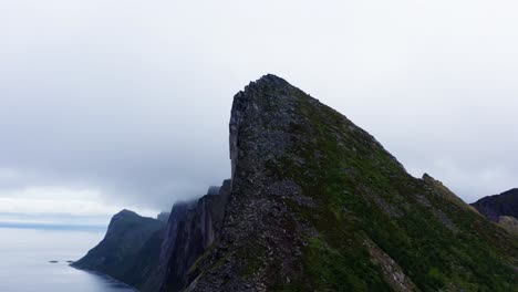 Cielo-Nublado-Sobre-Las-Montañas-Segla-En-La-Isla-Senja-En-El-Norte-De-Noruega