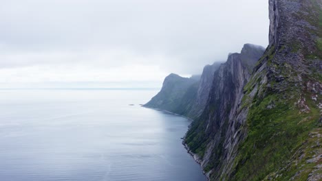 Imponentes-Montañas-Rocosas-De-Segla-En-El-Paseo-Marítimo-De-La-Isla-De-Senja,-Noruega