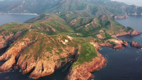 Erstaunliche-Luftaufnahme-Der-Küste-Und-Der-Berge-In-Der-Nähe-Von-Bate-Head,-Tai-Long-Wan,-Sai-Kung,-Landpark-Im-Osten-Von-Hongkong